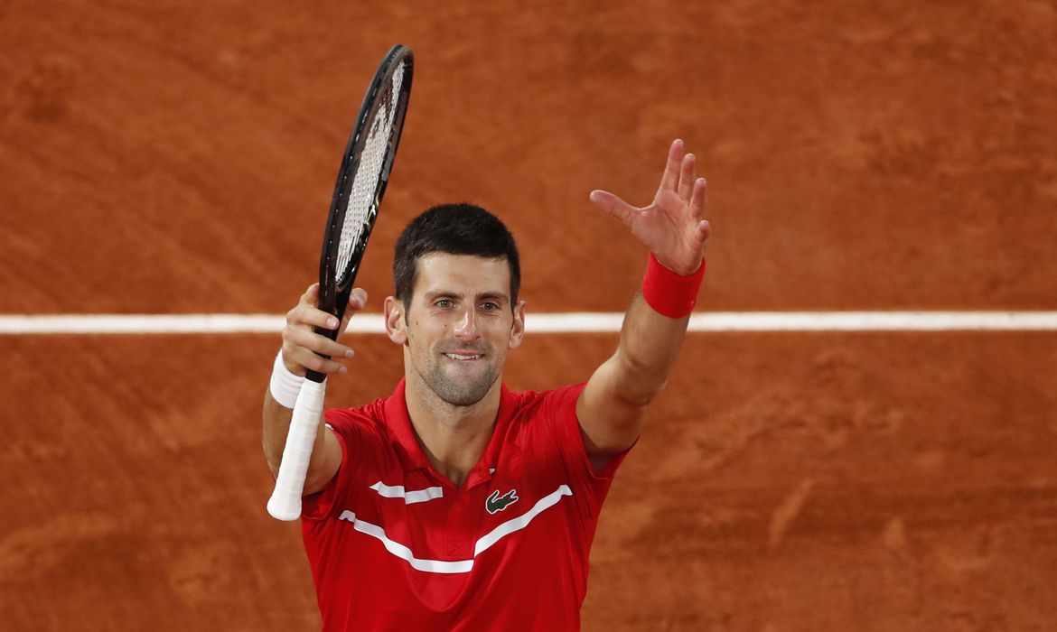 Djokovic supera Tsitsipas e disputa final de Roland Garros com Nadal